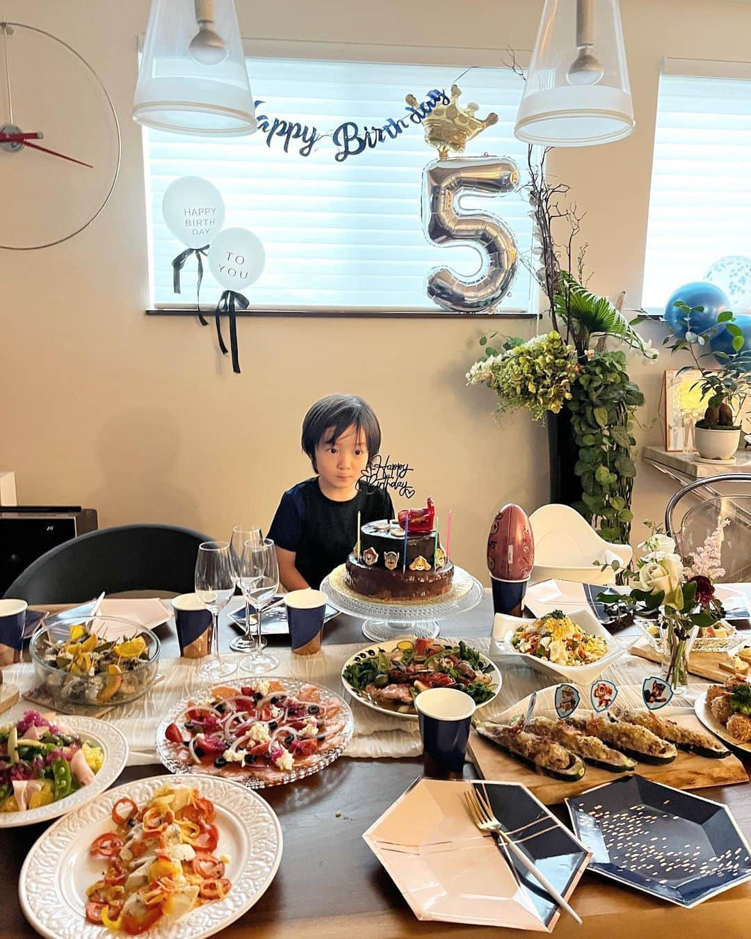 河島未怜さんのインスタグラム写真 - (河島未怜Instagram)「5歳のお誕生日会  家族でもお誕生日会は当日にしたけれど お友達が来てくれた今日が 1番嬉しかったようです。  🤍🤍🤍  母はお料理を頑張りました。 いまだに子どもの好きな味を作るのは難しい… 母の作る、大好きなお料理は何ですか？に、 ブロッコリーと答えます。( ˊ̱˂˃ˋ̱ )それは料理ではないよ~  #5歳お誕生日会 #ザッハトルテ風ケーキ #お誕生日ごはん #男の子ママ #ホームパーティ」3月13日 13時32分 - mirei_weather