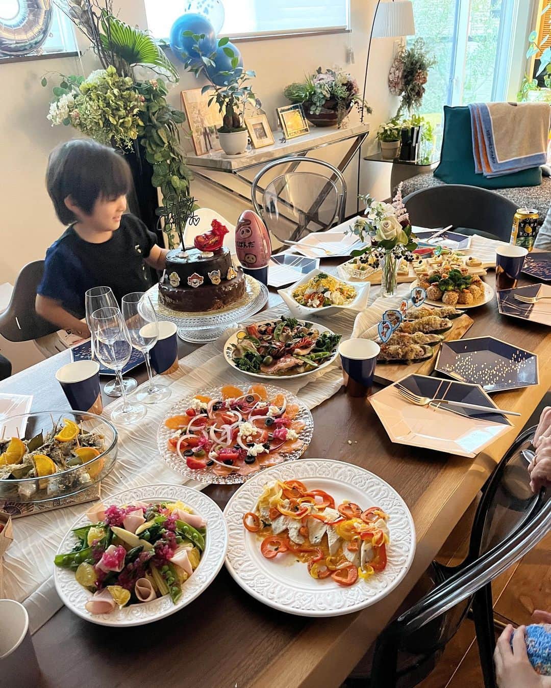 河島未怜のインスタグラム：「5歳のお誕生日会  家族でもお誕生日会は当日にしたけれど お友達が来てくれた今日が 1番嬉しかったようです。  🤍🤍🤍  母はお料理を頑張りました。 いまだに子どもの好きな味を作るのは難しい… 母の作る、大好きなお料理は何ですか？に、 ブロッコリーと答えます。( ˊ̱˂˃ˋ̱ )それは料理ではないよ~  #5歳お誕生日会 #ザッハトルテ風ケーキ #お誕生日ごはん #男の子ママ #ホームパーティ」