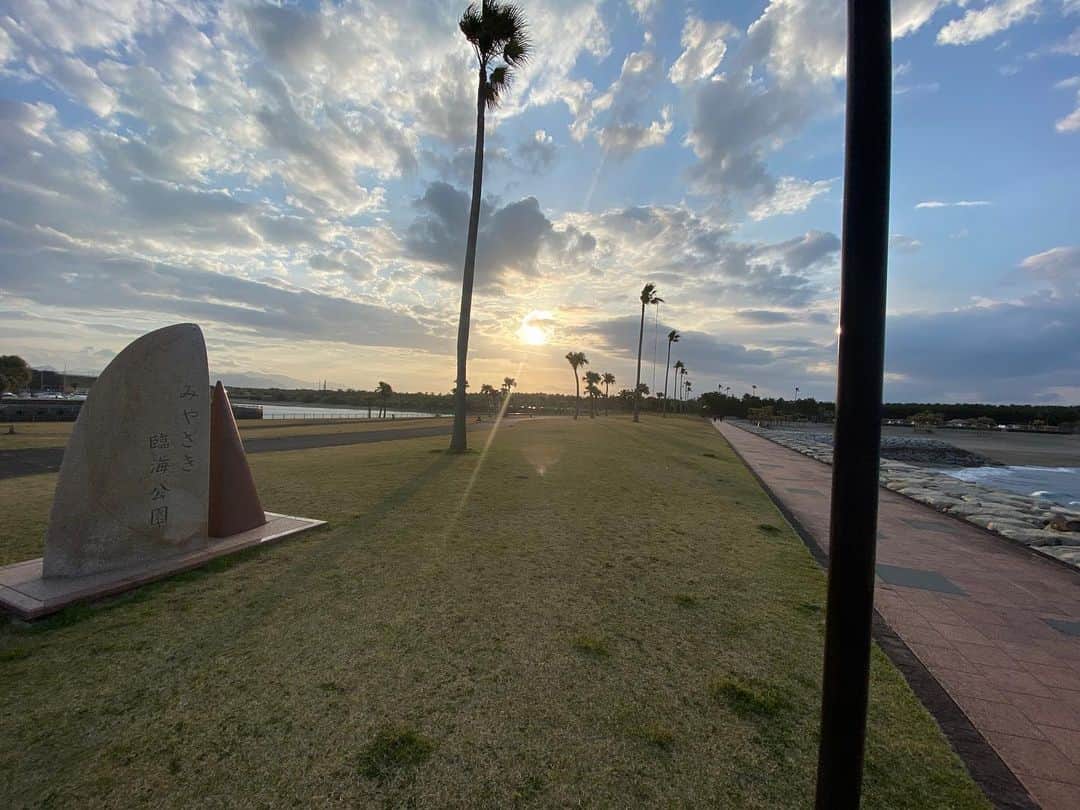 のインスタグラム：「昨日、夕方に散歩しましたー  #宮崎県 #宮崎市 #散歩 #サンビーチ一ツ葉　 #一ツ葉サンビーチ #みやざき臨海公園　 #砂の造形 #砂像 #サンドフラワーフェスタ　 #海 #公園 #空 #フェニックス  #夕日#夕陽 #sea #sunset  宮崎県宮崎市阿波岐原町前浜」