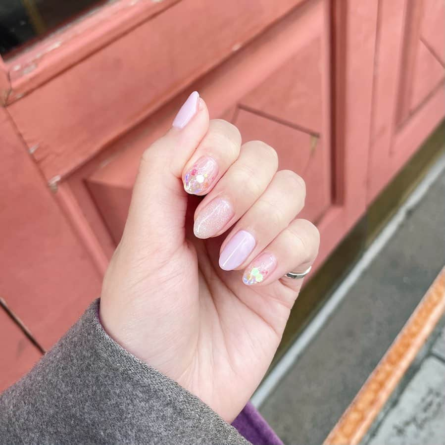 津田麻莉奈さんのインスタグラム写真 - (津田麻莉奈Instagram)「New nails💅  ざくざくの大きめホロと 乳白色っぽいラメと うすーいむらさきの絶妙なバランス💅 今回もお気に入りです♡  @chitta_nail さん いつもありがとうございます♡  –––––––––––––––––––––––––––––––––– 　　 Chitta Nail 中目黒駅徒歩1分 アトラスタワー307 ☎️03-6451-2826 👉 @chitta_nail   ––––––––––––––––––––––––––––––––––  #春ネイル #ほんとは1週間前にいってた #写真はサロン帰りに撮ったやつ　 #載せ忘れてました　 #nail  #newnails  #ネイル #パラジェル #ホロネイル  #中目黒ネイル #まりなる#津田麻莉奈」3月13日 13時39分 - tsudamarinal