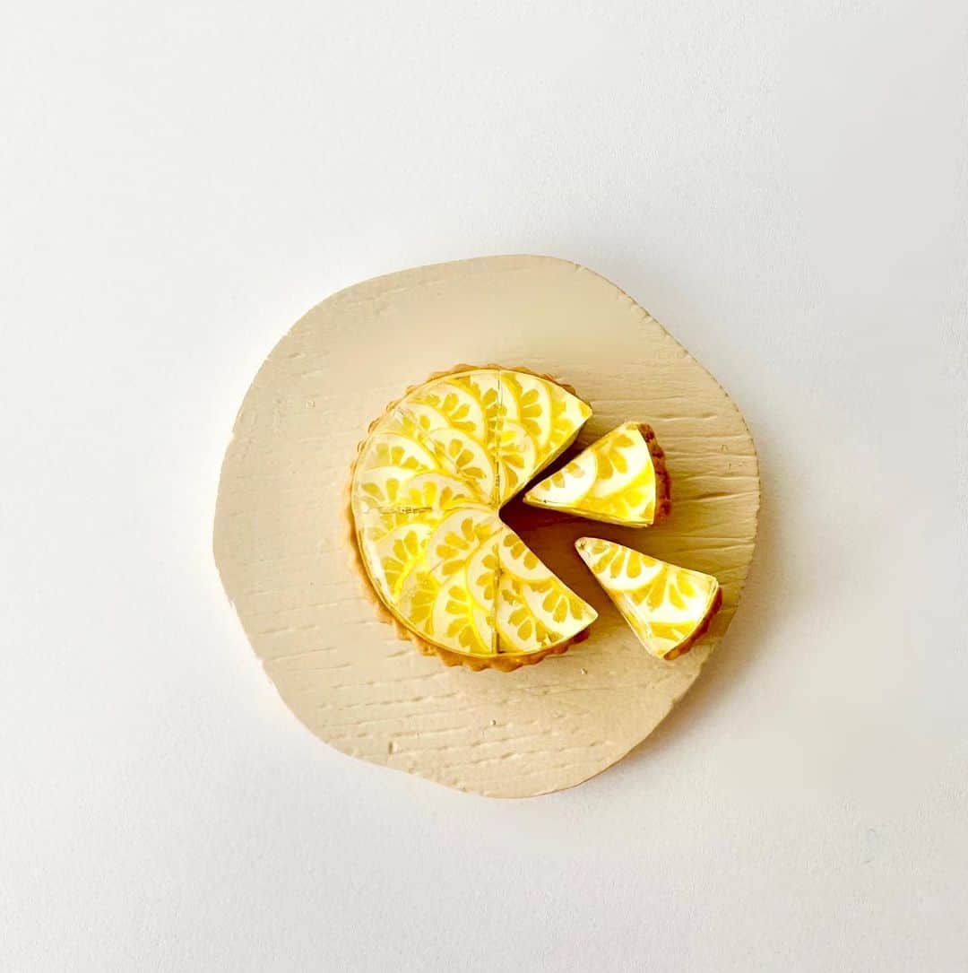 仙名彩世さんのインスタグラム写真 - (仙名彩世Instagram)「レモンのレアチーズタルト。  タルト型を作るための素材を探しながら100均をひたすら練り歩き、家の中も物色して…… 最終的には「絵の具のキャップ」に辿り着きました。 凹凸のある絵の具のキャップを、コロコロ転がしながら樹脂粘土に押し当ててタルトの形に。  新しいアイデアを思いついたり、何かを代用してみてしっくり来た時の清々しさよ。 素材探しの可能性は無限。  Lemon rare cheese tart. I incessantly paraded around 100 yen stores looking for materials to make tart molds. I also explored inside my house and finally arrived at “paint caps”. Rolling the uneven paint caps, we pressed them against the resin clay to express the tart shape. It is refreshing to come up with a new idea or substitute something and succeed. The possibilities for finding materials are endless.  #仙名彩世#ハンドメイド#ミニチュア #ミニチュアフード#レモン#タルト#レモンゼリー#レアチーズケーキ#sennaayase#handmade#miniature#miniaturefood#lemon#手工制作#微型#微型食品#센나아야세#핸드메이드#미니어처#미니어처푸드」3月13日 13時48分 - miniaturefood_art_sennaayase