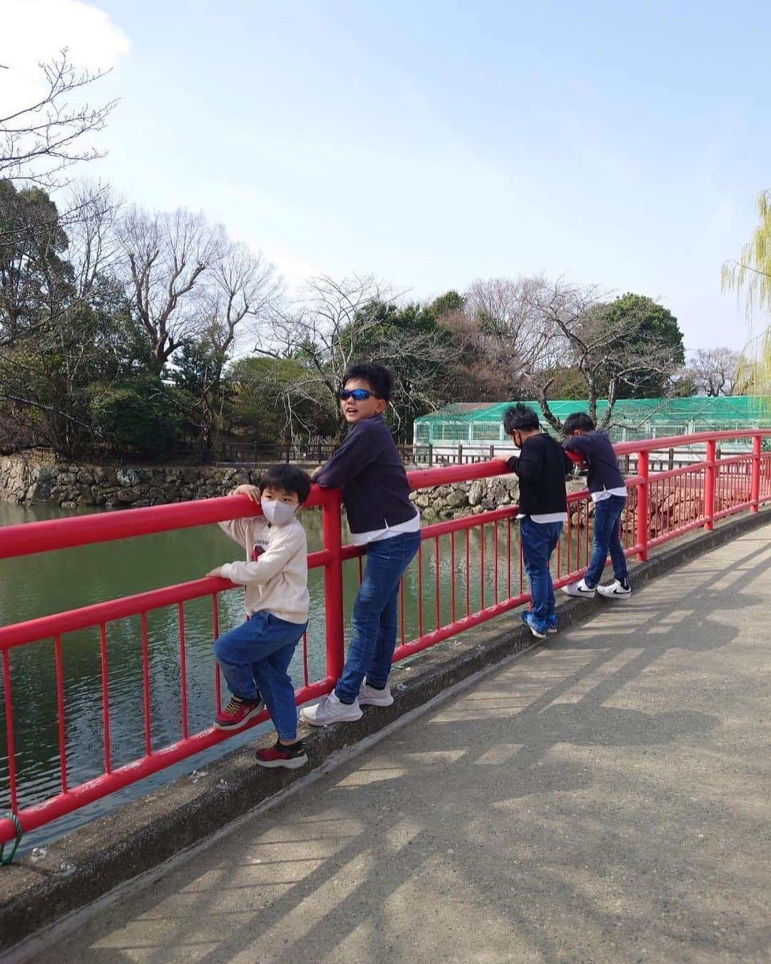 竹下佳江さんのインスタグラム写真 - (竹下佳江Instagram)「#姫路城 #姫路市立動物園 #レトロな乗り物 #大好きなお友達 #サプライズの贈り物🎁 #ありがとう #大好きママさん #またすぐ会いたい  姫路城が見える動物園🦓 乗り物はレトロ😆 いろいろ面白い✨ 子供達✨お友達と過ごす時間は 最高だね💕 大人も楽しんでるけどね🤗」3月13日 13時44分 - takechanman0318