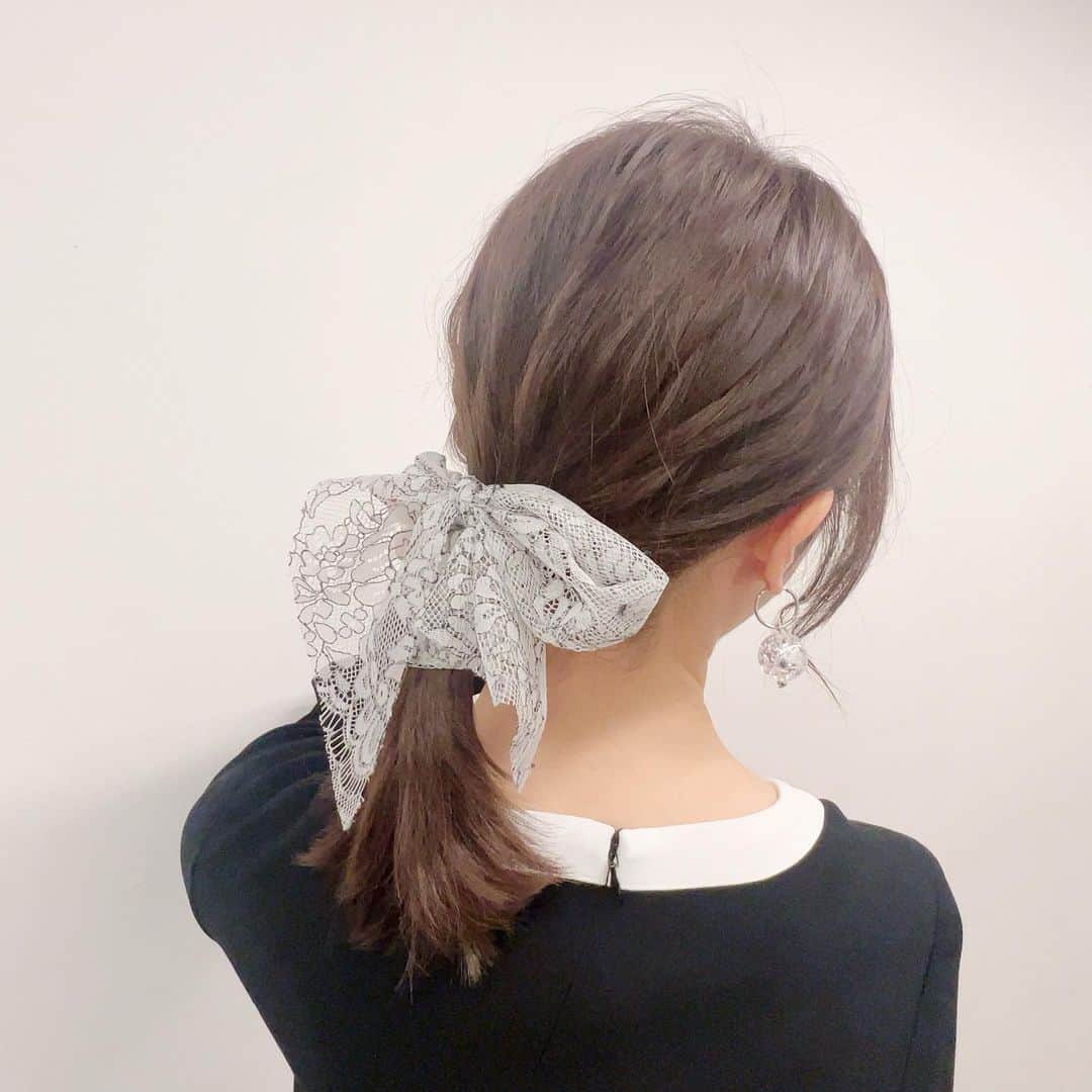 伊藤美来さんのインスタグラム写真 - (伊藤美来Instagram)「こんにちは。 スタイリストのナミキアキです🙇‍♀️  昨日、宮地楽器ホールで開催された 「スパイ教室」先行上映会の衣装着用写真です🖤  スパイ教室の世界観に合わせてモノトーンでスタイリングしました。  髪はサナちゃんが衣装に合わせてレースのリボンをふわっと可愛く結んでくれました🎀  #スパイ教室 #伊藤美来 #みっく衣装   By @akinamiki_stylist」3月13日 13時44分 - itomiku_official