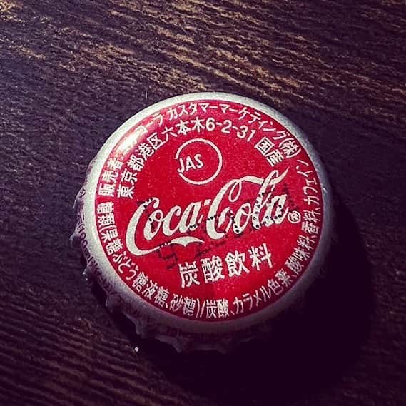 saku39shopさんのインスタグラム写真 - (saku39shopInstagram)「. 【I feel Coke♪】 . 昨日、内容量190mlのビンのコーラを見つけました。 美味しかった！　量といい味といい最高！ . ちなみに正露丸って下痢止めなんですね。 初めて知りました……。 . #桜庭和志 #コーラ #正露丸」3月13日 13時45分 - saku39ks