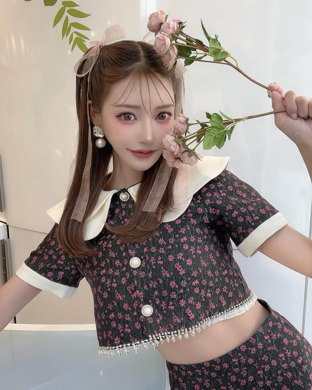 明日花キララのインスタグラム：「さくらコーデ🌸🌸🌸 メイクも桜を意識してシャドウだけじゃなく眉もまつ毛も全部ピンク系でまとめました🍡 リップは @petalo.official の２番に1番を重ねました🎀🍬 この合わせは春っぽくて可愛いのでおそろしてみてください！！  アインズ&トルペさんでのイベントありがとうございました。 この日のためにダイエットしたりヘアメしてきてくれたり真似っこしてきてくれたり女の子レベル上げてくる子たくさんで可愛すぎました！！ お土産持ってきてくれたり気遣いしてくれる男性ももちろん素敵です🤴🏻 皆様いつもありがとうございます。」