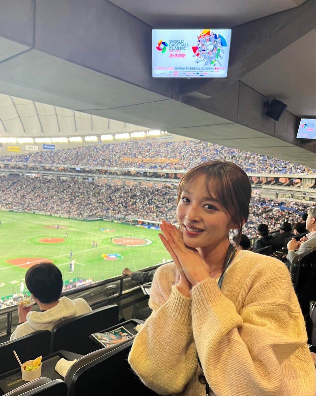 神部美咲のインスタグラム：「WBC⚾️観戦❣️  見どころ満載すぎて あっという間に時間が過ぎてました☺️  初回から大谷選手の3ランホームランもあって大盛り上がり💓  みんなの期待を背負って戦う 侍ジャパンにたくさんのパワーを 貰って本当に贅沢な時間でした☺️  私も頑張るぞ😤😤😤💓  #wbc #東京ドーム」