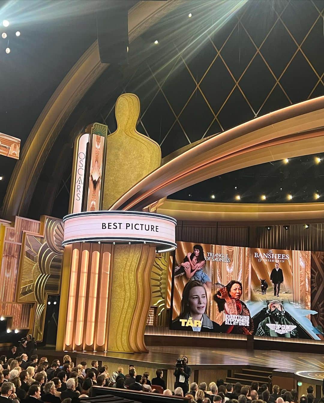 ウィニー・ハーロウさんのインスタグラム写真 - (ウィニー・ハーロウInstagram)「Congratulations to the nominees & winners! & congratulations @jamieleecurtis 🤍 and the cast of Everything Everywhere all at Once! You all killed that! Glad I got to witness #Oscars history 🏆」3月13日 13時55分 - winnieharlow