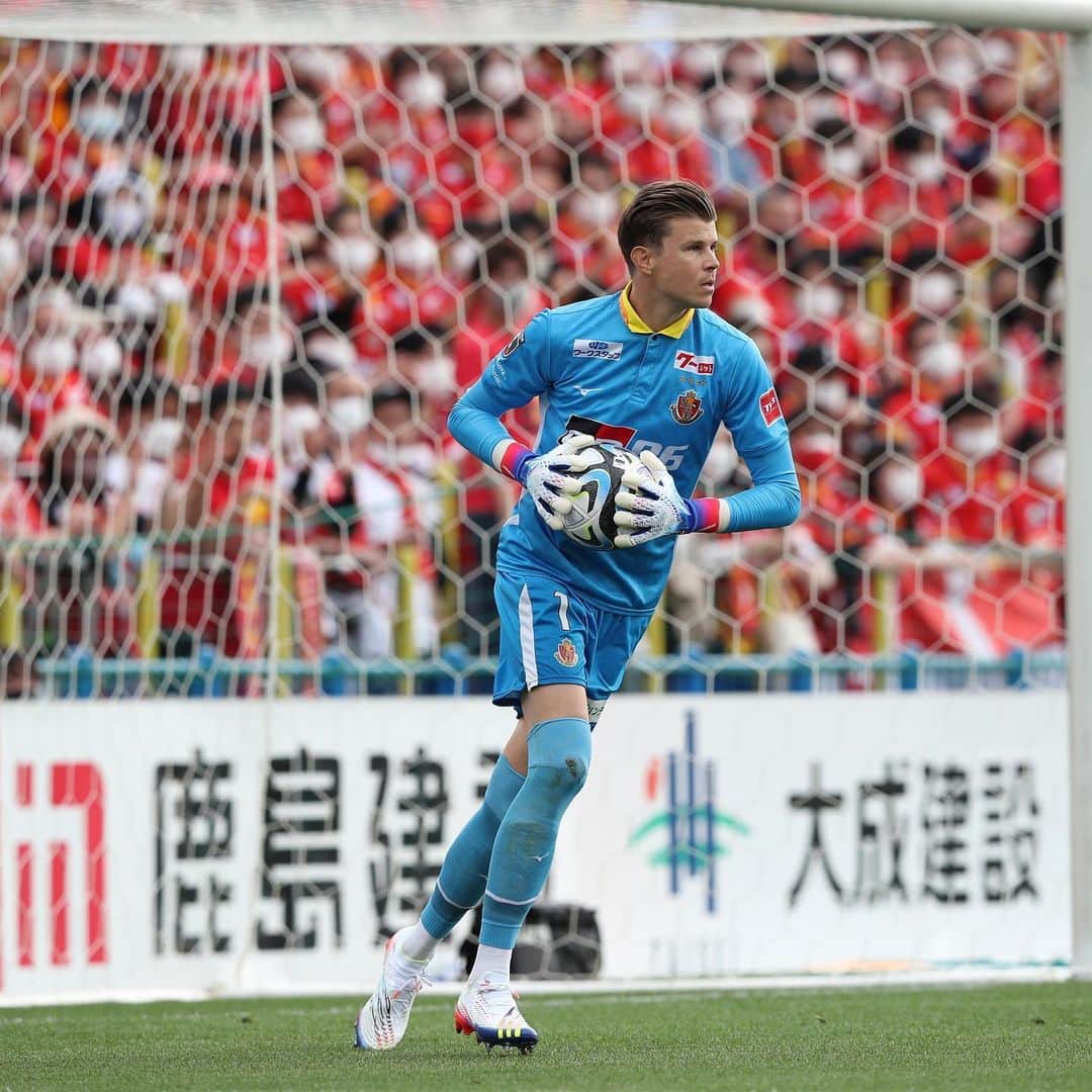 ミチェル・ランゲラクのインスタグラム：「3 points away from home to continue the good start to the season! 🔴🟡 @nagoyagrampus」