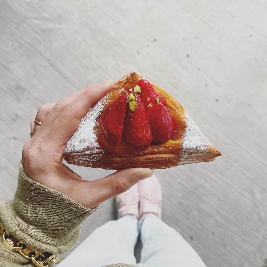 Maison Kayser Japon Officialのインスタグラム：「. デニッシュフレーズと🍓  本日、3月の新商品が発売されました。春らしさ全開の新商品の中でも一段と目を引くデニッシュフレーズ。 メゾンカイザー特製カスタードクリームと果汁滴るフレッシュな苺が組み合わされてまさにデニッシュの王様のようです👑  ✔︎デニッシュフレーズ ✔︎5月14日まで販売 ✔︎¥400 . . #メゾンカイザー #maisonkayser #japon #boulangerie #erickayser #france #bakery #paris #croissant #パリ #ブーランジェリー #ベーカリー #フランス #パンスタグラム #パンのある生活 #バゲット #クロワッサン #パン #baguette  #danish #デニッシュ #strawberry #いちご #いちご物語」