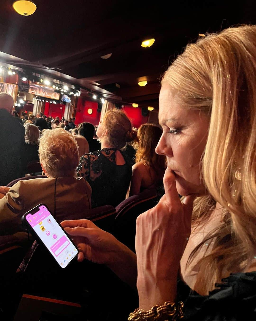 メアリー・マコーマックのインスタグラム：「Doing Duolingo at The Oscars. 229 day streak. Can’t stop now.  #commercialbreak #habloespanol @duolingo」