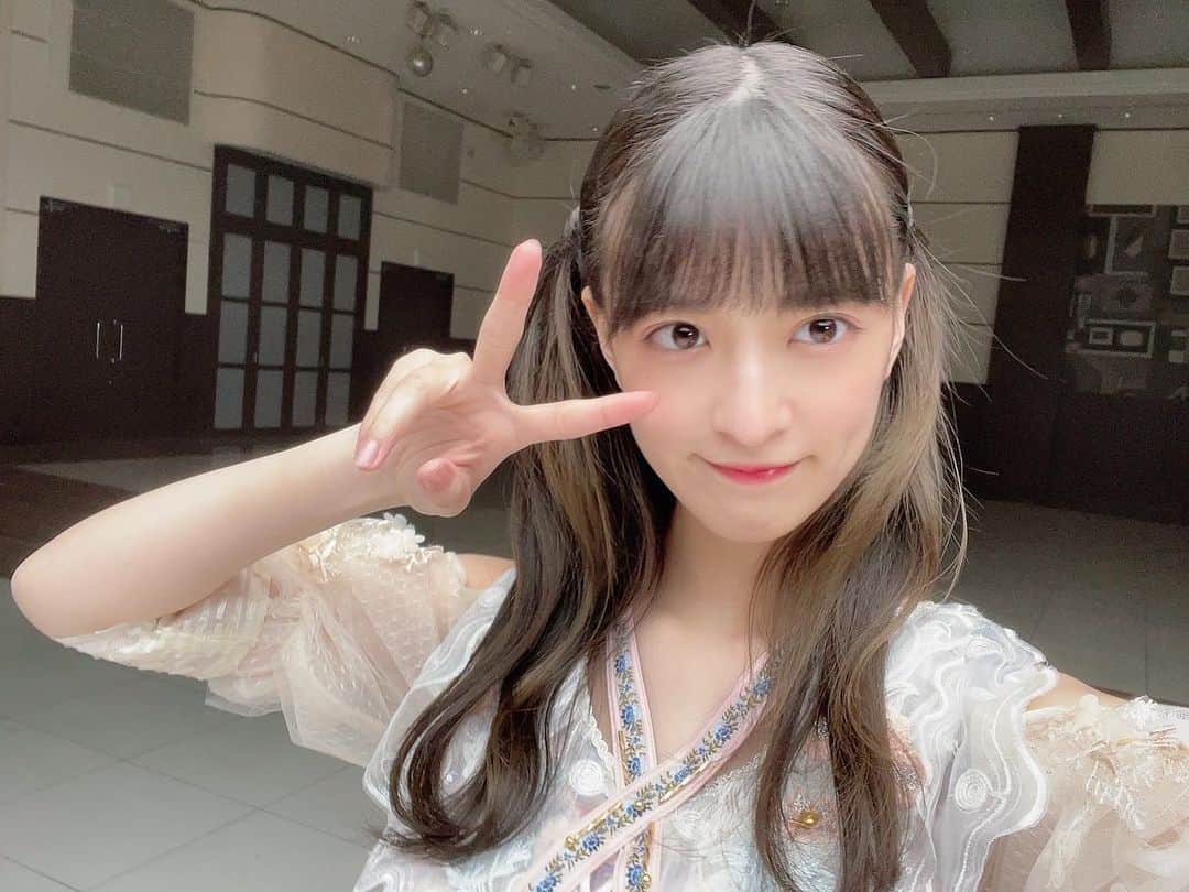 吉田綾乃クリスティーのインスタグラム：「🥀 32ndシングルアンダー楽曲 『さざ波は戻らない』 MVが公開されました🌊  いつもとはまた少し違った雰囲気でいいでしょ？」