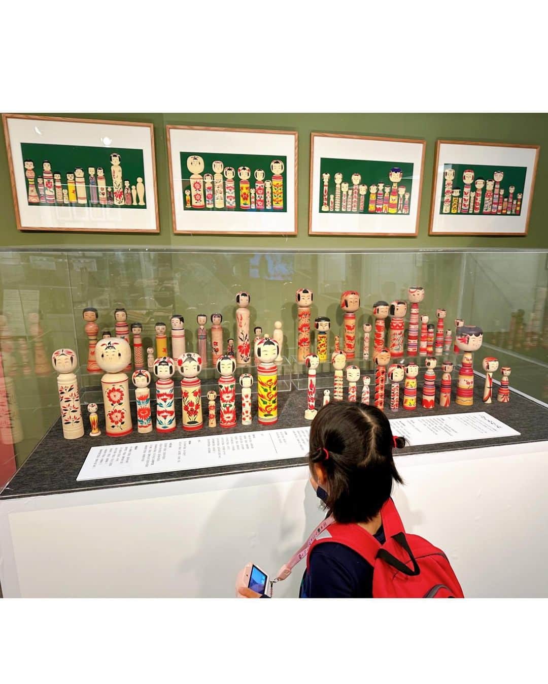 村井美樹さんのインスタグラム写真 - (村井美樹Instagram)「#横浜人形の家 の #こけしの世界 展 会期最終日に娘と駆け込みで行ってきました。  小さな会場ながら、こけしの歴史や作られる過程もよく分かり、こけしの魅力がぎゅっと詰まった展示でした。いいお顔のこけしがいっぱいで楽しかった💕  その中で推しメンは #松田忠雄工人 のこけしの糸引きこま。逆さのインパクトと下がり眉がかわいい😍（どうやって遊ぶんだろう？？）  #佐々木一澄 さん @sasaki_kazuto_  の著作『こけし図譜』の原画も美しかったな。  娘もこけしの写真を撮ったり、じっくり鑑賞して楽しんでいました☺️✨  娘のこけしの絵が上手く特徴を捉えててびっくり🤣  娘もマイこけしを旅に持っていくようになったし、着々とこけし好きは浸透しているみたいです…笑」3月13日 14時05分 - miki_murai_