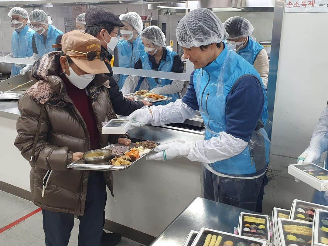 チェ・スジョンさんのインスタグラム写真 - (チェ・スジョンInstagram)「HD현대 1%나눔재단과 정기선사장님.. 한국방송연기자협회원들도 함께한 어르신들 행복밥상 봉사활동에 넘 감사하고 행복한 시간이었습니다~~~ #감사합니다 #사랑합니다 #선한영향력 #축복의통로 #HD현대1%나눔재단 #봉사활동」3月13日 14時11分 - charitysj