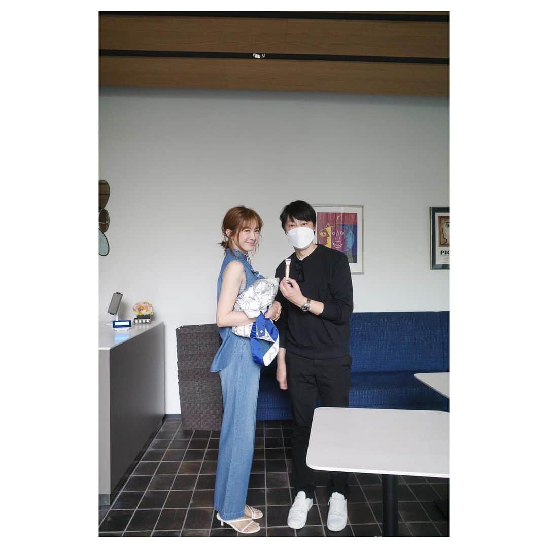 のインスタグラム：「* 今日は、ヨックモックミュージアムのカフェで撮影でした♩  ヨックモックと言えばシガールですが、こちらのオリジナル「プティ シガール」はミニサイズでかわいいの  ヘアメイクの森さん、テンション上がっていました笑  ヨックモックのピカソコレクションも興味深かったので、プライベートでまた伺ってみたい！！  ブルーをテーマとした爽やかな撮影だったよ𓂃𓂃 * #ヨックモック #ヨックモックミュージアム」