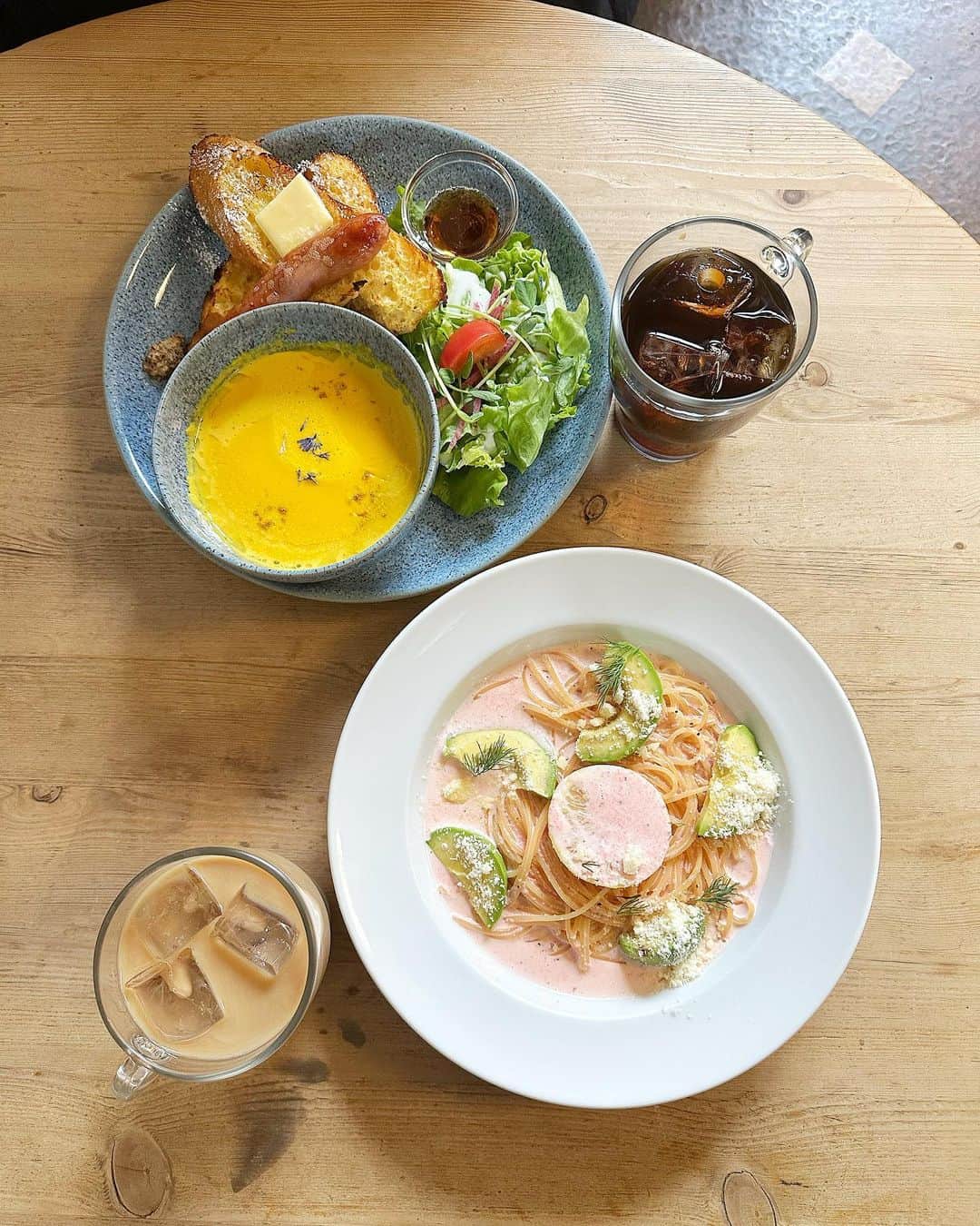ririのインスタグラム：「#lunch 🍽 本当あたし達ずっと 面白いんだから😂😂😂 お互いの旦那のキューピッド👼💓なの凄くない😂？？  家族ぐるみの仲になっちゃったよね😂🏠💓 また落ち着いたらあおーね💓  #love #happy #smile #lunch」