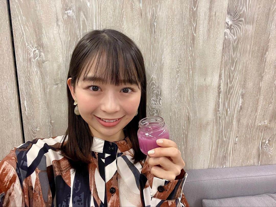 フジテレビアナウンサーのインスタグラム：「使い終わった油、捨てていませんか？  ろ過して凝固剤で固めるだけで、立派なキャンドルに🕯  クレヨンで自分好みの色に変えられますよ🖍  カラフルなキャンドル、ぜひ作ってみてください🌈  #体感サステナWAVE #楽しくアクションSDGs #使い終わった油で #アロマキャンドル #フジテレビアナウンサー #小室瑛莉子」