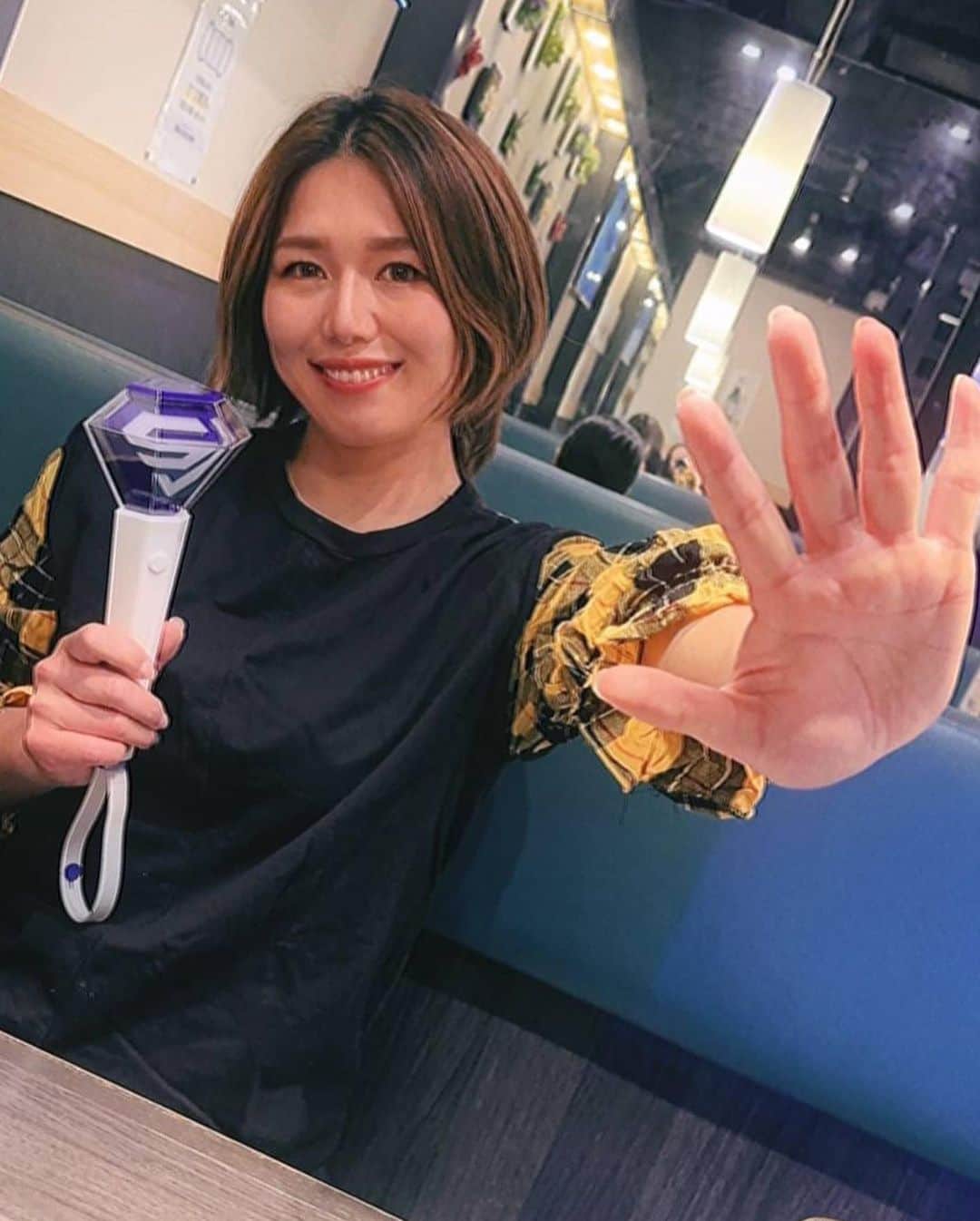 宮川紗麻亜のインスタグラム：「🌻 SUPER JUNIORの初ペンライト💡💙㊗️ もうドキドキワクワク💓楽しみ過ぎて大変です🤣 早く今週末になってほしーーい！！！ 早く会いたーーい❤️  写真はトモコが撮ってくれたけど、加工具合がハンパない！笑 加工よ、ありがとう😂 #SUPERJUNIOR #SUPERSHOW9 #スパショ #💙 #kpop #推し活 #推しメン #ペンライトデビュー #サマーの推し活」