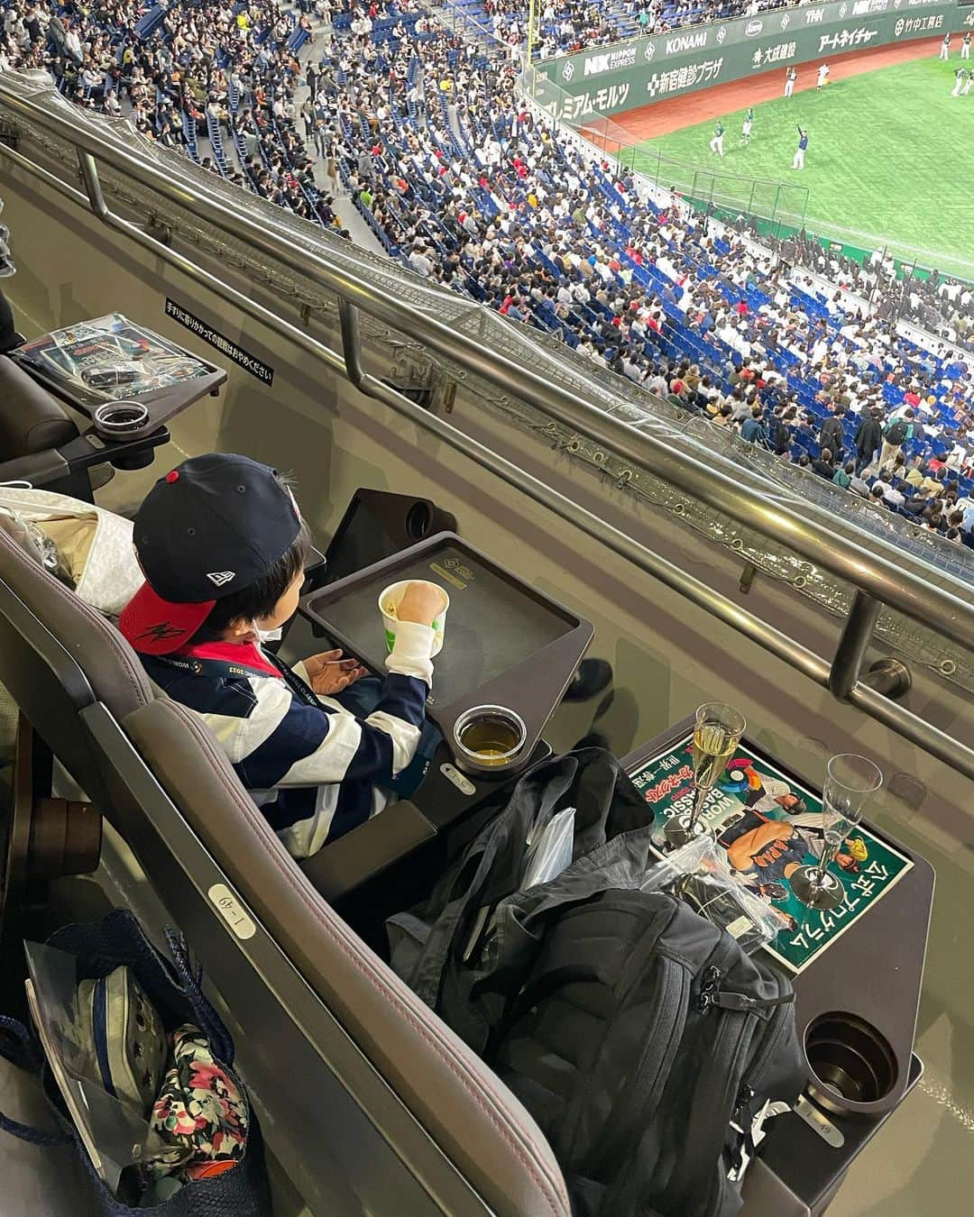 桜井奈々さんのインスタグラム写真 - (桜井奈々Instagram)「連日テレビで見ていたWBCをドームで観戦⚾️⚾️⚾️ 超満員の東京ドーム🥹応援団📣の声援 ヌードバー選手や大谷選手の名前がコールされる度に地響きのような大盛り上がり！！WBCの生の熱気は凄すぎました🤣  そしてこの目で生で大谷選手のホームラン⚾️を見られた奇跡🥹  ただ感動🥹  すごすぎる夢のような3時間ちょっと🥹  子供たち野球もですがポップコーン食べ放題、、🍿に大喜び🤣w  息子、、野球初観戦⚾️がWBCという 素晴らしすぎる経験になりました！  引き続きテレビで応援📣📣します！  頑張れ👍日本🇯🇵🇯🇵  #野球#WBC#wbc2023 #baseball」3月13日 14時46分 - sakurai_nana7