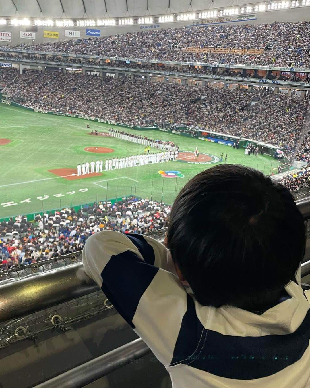 桜井奈々さんのインスタグラム写真 - (桜井奈々Instagram)「連日テレビで見ていたWBCをドームで観戦⚾️⚾️⚾️ 超満員の東京ドーム🥹応援団📣の声援 ヌードバー選手や大谷選手の名前がコールされる度に地響きのような大盛り上がり！！WBCの生の熱気は凄すぎました🤣  そしてこの目で生で大谷選手のホームラン⚾️を見られた奇跡🥹  ただ感動🥹  すごすぎる夢のような3時間ちょっと🥹  子供たち野球もですがポップコーン食べ放題、、🍿に大喜び🤣w  息子、、野球初観戦⚾️がWBCという 素晴らしすぎる経験になりました！  引き続きテレビで応援📣📣します！  頑張れ👍日本🇯🇵🇯🇵  #野球#WBC#wbc2023 #baseball」3月13日 14時46分 - sakurai_nana7