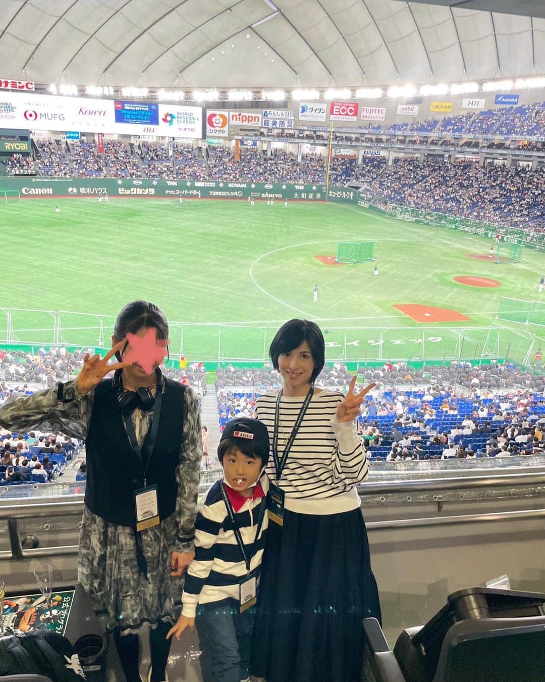 桜井奈々のインスタグラム：「連日テレビで見ていたWBCをドームで観戦⚾️⚾️⚾️ 超満員の東京ドーム🥹応援団📣の声援 ヌードバー選手や大谷選手の名前がコールされる度に地響きのような大盛り上がり！！WBCの生の熱気は凄すぎました🤣  そしてこの目で生で大谷選手のホームラン⚾️を見られた奇跡🥹  ただ感動🥹  すごすぎる夢のような3時間ちょっと🥹  子供たち野球もですがポップコーン食べ放題、、🍿に大喜び🤣w  息子、、野球初観戦⚾️がWBCという 素晴らしすぎる経験になりました！  引き続きテレビで応援📣📣します！  頑張れ👍日本🇯🇵🇯🇵  #野球#WBC#wbc2023 #baseball」