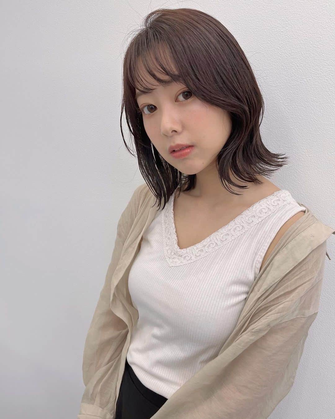 のインスタグラム：「最近暖かくなってきて お散歩するのが楽しいです🚶‍♀️💕  今回は上田さんに 春っぽいカラーにして頂きました🌸 ラベンダーとピンクが混ざって とっても素敵な色味❤︎  今月も楽しく過ごすぞー🥰  #サロンモデル#春カラー#モデル#美容室#ミディアムヘア #ラベンダーカラー」