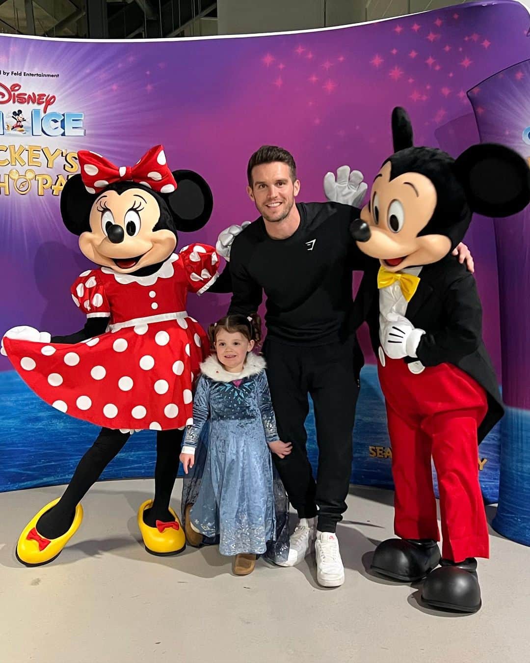 GazGShoreのインスタグラム：「HAHA Probs done 1000’s of PAs and meet and greets back in the day half of you on here i have probs met/got a picture with 😂 how times have changed now i am in the line waiting for a picture with bloody Mickey and minnie 😂😂😂😂 Primrose loved it tho ❤️」