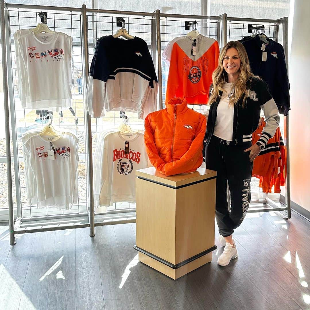 エリン・アンドリューズのインスタグラム：「Love checking in on our team stores! WE ARE looking good @broncos @wearbyea @jilliangregory #broncos #broncoscountry」
