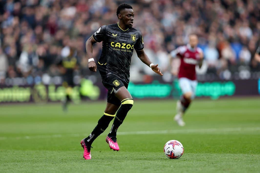 バートランド・トラオレのインスタグラム：「Couldn’t get away with the W but a good point to take Let’s keep the good work @avfcofficial 💪🏾 Happy to be back in Villa shirt💜 UTV #ato #ato #9🇧🇫🐎」