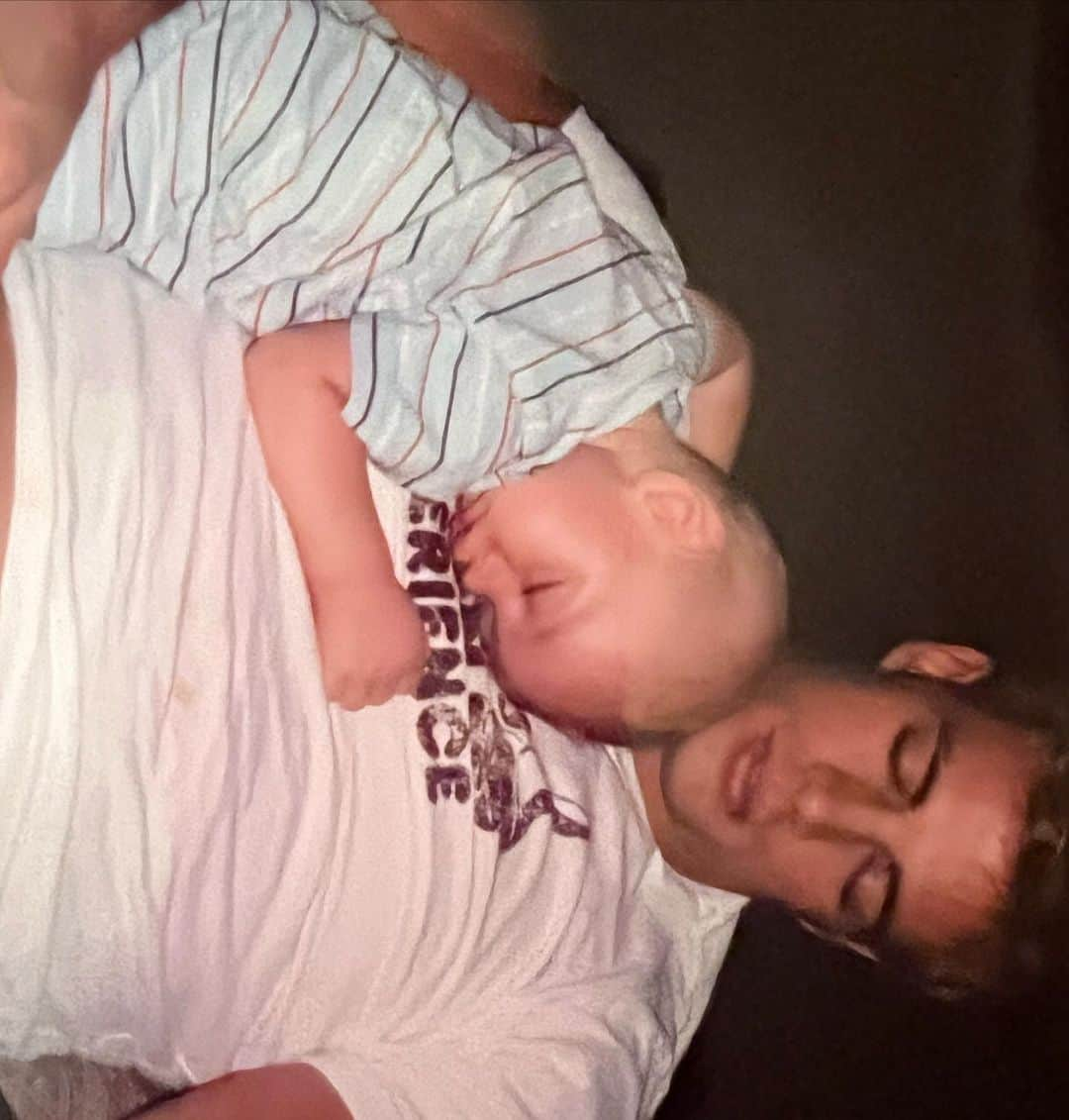 ウィリアム・レビーさんのインスタグラム写真 - (ウィリアム・レビーInstagram)「17 years ago !!!! Happy birthday to my champ. Love you so much papi. I’m so proud of you !! God bless you always y te cuide. Y que nos dé mucha salud siempre. Amoooo!! 😎 🙏🏼🙏🏼🙏🏼🙏🏼 @christopherlevy」3月13日 6時08分 - willevy