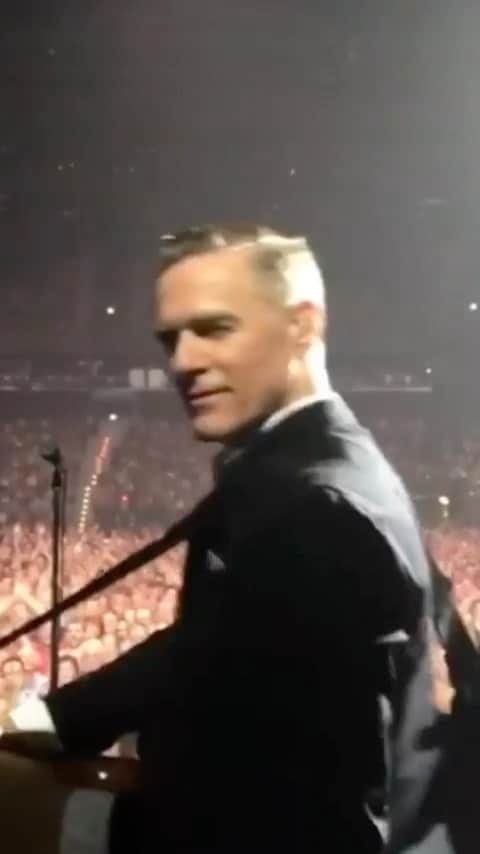 ブライアン・アダムスのインスタグラム：「As a songwriter, being on stage and playing these songs is the ultimate gratification! See you on tour in 2023! #sohappyithurts」