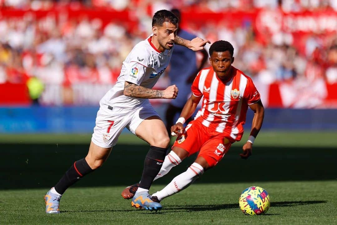 ヘスス・フェルナンデス・サエスのインスタグラム：「Todos juntos mucho más fácil 🏟️. Corazón y unión, porque dicen que nunca se rinde. #Seguimos  @sevillafc」