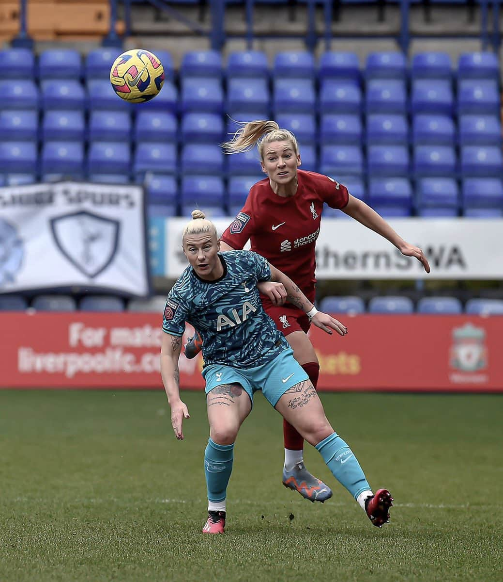 ジェンマ・ボナーさんのインスタグラム写真 - (ジェンマ・ボナーInstagram)「UP THE REDSSS!! 🔴🔴🔴  Huge shift from the girls + important 3 points!! 🔥🔥🔥 Fans deserve that for the incredible support! 🙏🙏  #LFC #YNWA」3月13日 6時19分 - gembon23