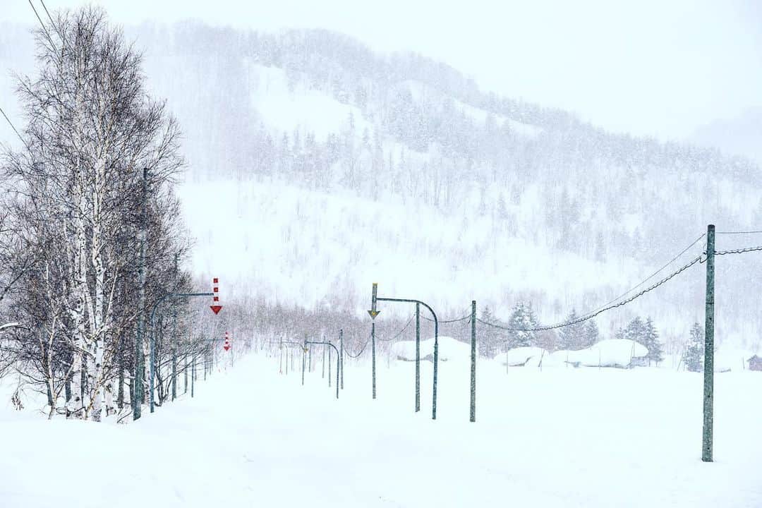 Michael Yamashitaのインスタグラム：「If you can’t see the road, follow the arrows. #hokkaido #hokkaidowinter #hokkaidotravel #countryroads」