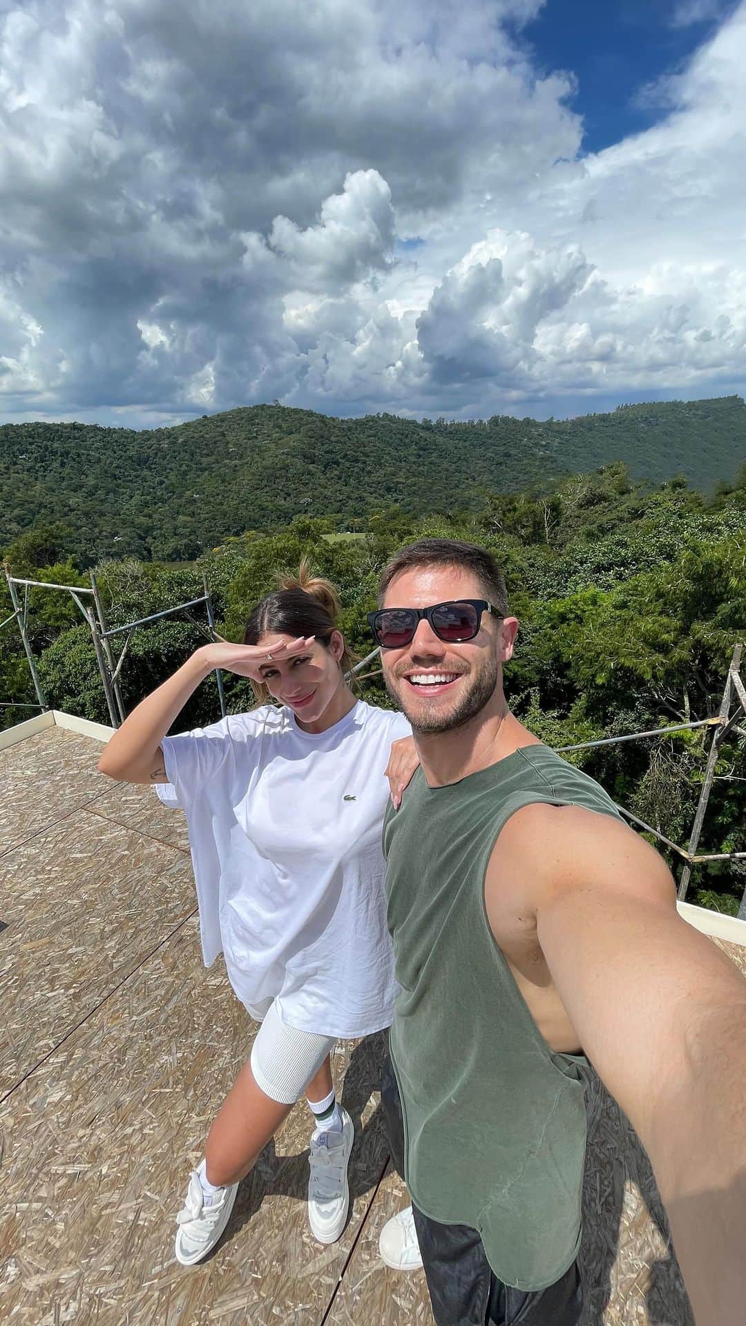 Jonas Sulzbachのインスタグラム：「Fizemos um vlog com atualizações da obra! Vem ver no YouTube, link na bio e nos stories 🚧⚠️🫶🏻」