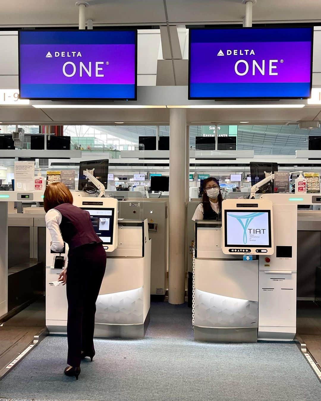 北紺守彦さんのインスタグラム写真 - (北紺守彦Instagram)「✈︎🇺🇸カリフォルニアに戻ります Delta AirLines  business class  今回 みんなに会えて 嬉しかった😃  次回は 🌺ハワイになるのかなぁ？ 8/5(土) ハレクラニホテルでね👋 なんか いいね ハレクラニホテルで会うなんて❗️ 「天国の館」で 会うんだから❣️ さらに 幸せになれますね  今は アメリカ渡航には 2回のワクチン接種が必要ですが ⚠️5/11 アメリカの緊急事態宣言解除と同時に  ✈️渡航に関して緩和されると思います😃 もしかしたら 4/11以降 緩和になるかも！  プロフィール欄 litlinkから ハワイの案内がご覧頂けます 是非 チェックしてください🙇  ハワイ🏖は  🇺🇸カリフォルニと 日本のちょうど真ん中 みんなでハワイ🌺ハレクラニホテルで 会いましょう  よろしくお願いします🙇  #lax  #自宅  #カリフォルニアスタイル  #california  #orenge  #family」3月13日 7時50分 - morihiko.kitakon