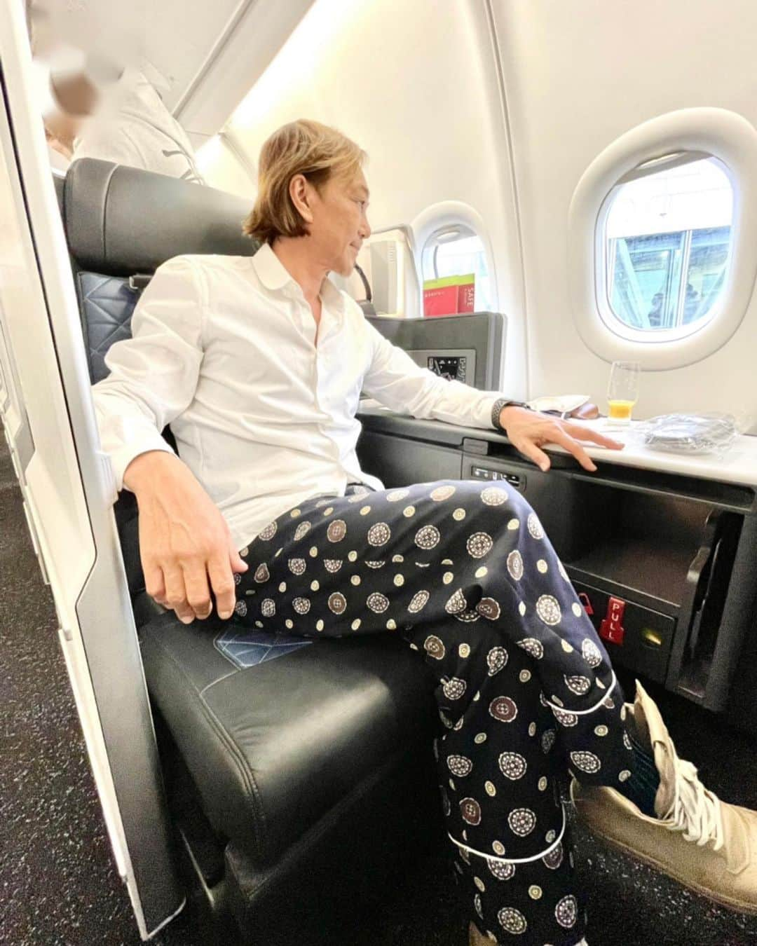 北紺守彦さんのインスタグラム写真 - (北紺守彦Instagram)「✈︎🇺🇸カリフォルニアに戻ります Delta AirLines  business class  今回 みんなに会えて 嬉しかった😃  次回は 🌺ハワイになるのかなぁ？ 8/5(土) ハレクラニホテルでね👋 なんか いいね ハレクラニホテルで会うなんて❗️ 「天国の館」で 会うんだから❣️ さらに 幸せになれますね  今は アメリカ渡航には 2回のワクチン接種が必要ですが ⚠️5/11 アメリカの緊急事態宣言解除と同時に  ✈️渡航に関して緩和されると思います😃 もしかしたら 4/11以降 緩和になるかも！  プロフィール欄 litlinkから ハワイの案内がご覧頂けます 是非 チェックしてください🙇  ハワイ🏖は  🇺🇸カリフォルニと 日本のちょうど真ん中 みんなでハワイ🌺ハレクラニホテルで 会いましょう  よろしくお願いします🙇  #lax  #自宅  #カリフォルニアスタイル  #california  #orenge  #family」3月13日 7時50分 - morihiko.kitakon