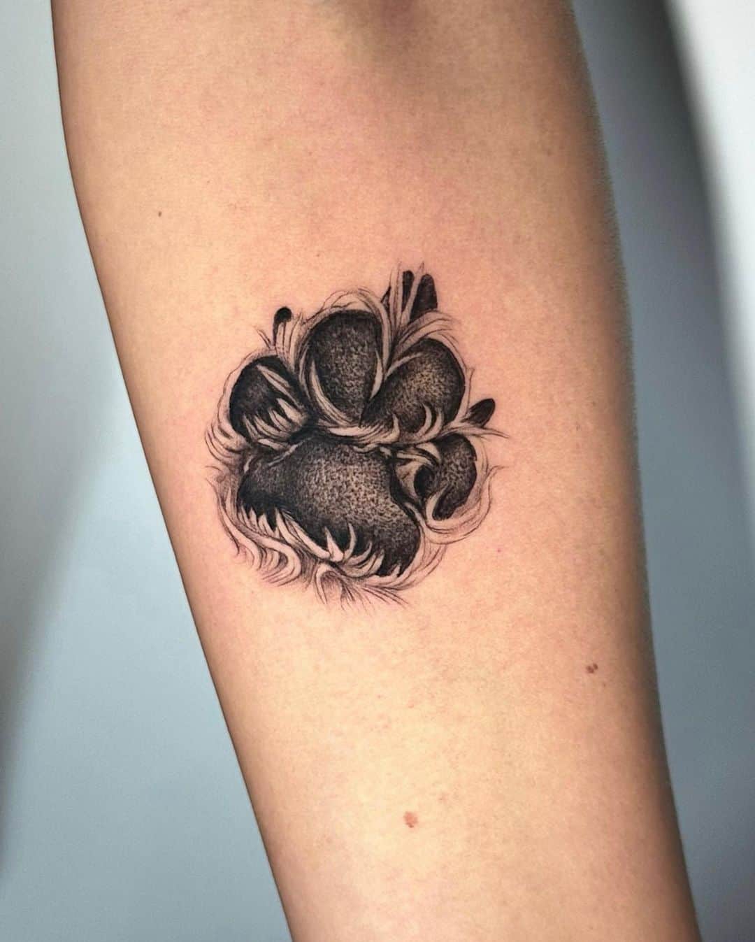 シャーニ・ヴィンソンのインスタグラム：「Thank you @mollyj_tattoo for creating the most pawfect lasting memory 🐾 You are one talented artist!  #tattoo #dog #art #pawprint #artist #tattooartist #design #pawprinttattoo #ink #paw #inktattoo #tattooideas #tattooed」