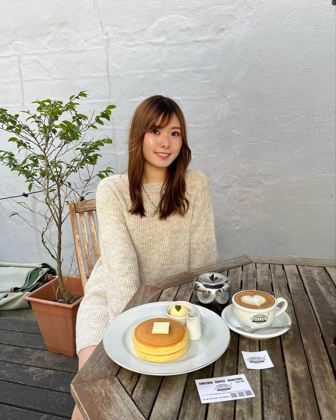のインスタグラム：「CHILULU COFFEE @chillulu_coffee  特製パンケーキ🥞🤍  先日DUAL CLINIC神戸院でレーザートーニングを受けて来たよ💓 @yagbeauty_official  肌のトーンアップ目指して頑張ります💪✨ #yagbeauty#レーザートーニング#rrrマスクパック#美肌ケア#美容医療#レーザートーニング#神戸#chilulucoffee」
