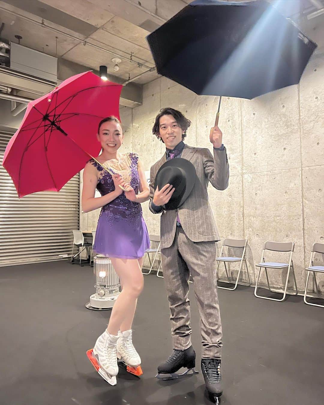 本郷理華のインスタグラム：「Singin' in the Rain☂️ 初日は私の傘ひっくり返りプチパニック事件も発生して焦りましたが、残り2日は無事に滑りきることができました🤣 傘を持って滑ったり、アイスダンスみたいに組んで滑ったり、初めての事だらけで凄く楽しかったです！！ たくさん助けてくれてリードしてくれた無良君、振付してくださった賢二先生、ありがとうございました🙇🏻‍♀️✨」