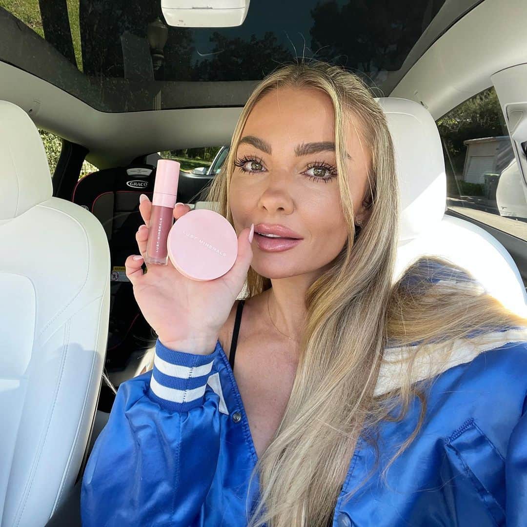 BROOKE EVERSさんのインスタグラム写真 - (BROOKE EVERSInstagram)「The two @lust__minerals products that are permanently in my handbag! The mineral pressed powder foundation and my fav lip gloss in shade: innocent (74) 😍💖 CODE: BROOKE15 at checkout! #lustminerals #lustmovement #cleanbeautyclub」3月13日 8時24分 - brookeevers