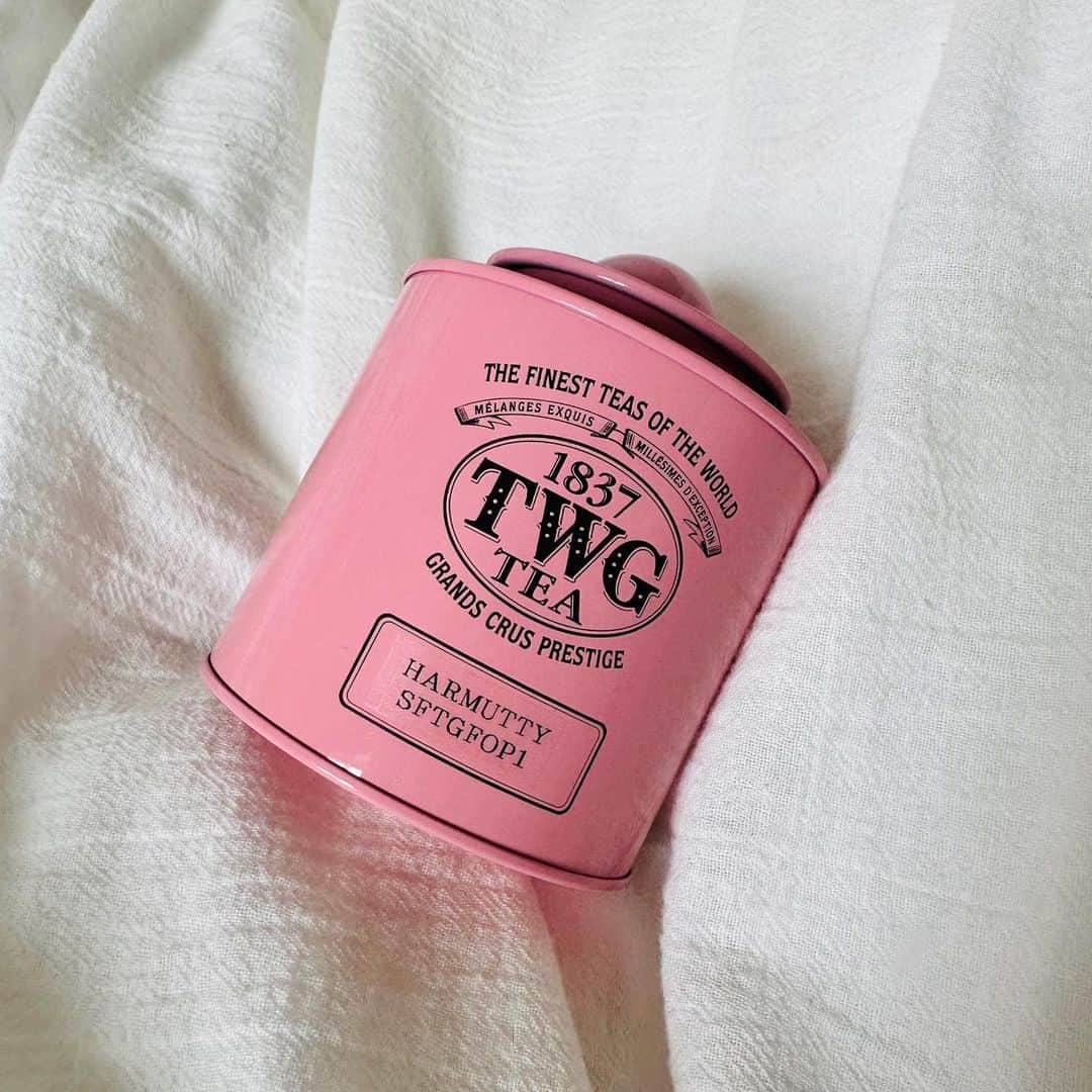 脇あかりさんのインスタグラム写真 - (脇あかりInstagram)「ずっと気になっていた…TWG シンガポール発の紅茶屋さん 紅茶は、毎朝メイクしながら飲むので 朝にぴったりなアッサムティーを🌸  Harmutty SFTGFOP1 アッサムってさっぱりだけど、主張強いイメージ😄だったけどまろやかでこのハルムッティ美味しいの☺️🌸  茶葉が、大きいものは、ストレートで 細かいものは、ミルクティーにしたら美味しいんだって😋お店の方が教えてくれたよ！！種類ありすぎて、わからなかったけど…お店も可愛いから、通いたい😍  本当はね、このカンカンが欲しくて笑 カンカンは、集めない！！っち決めちょったんに…どうしても可愛くて🫠❤️ 仕方ない😑🫰🏻🌸  #twg #twgtea #紅茶　#紅茶専門店 #ティー　#アッサム　#アッサムティー #morning」3月13日 8時46分 - akari_waki_official