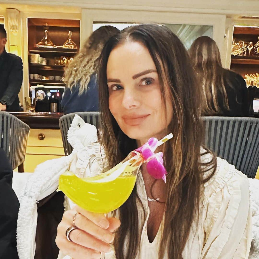 ガブリエル・アンウォーのインスタグラム：「Favorite Aspen spot! Sipping a Paloma from the little bird’s glass arse!! @shareefmalnik」