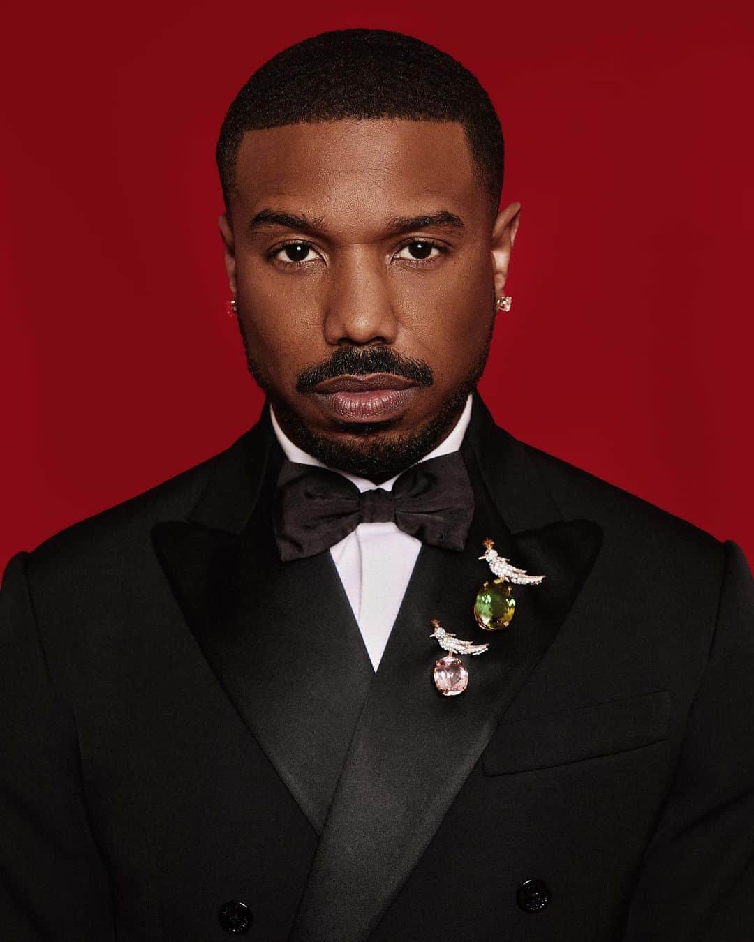 マイケル・B・ジョーダンのインスタグラム：「#Oscars   Excited to be presenting the award for best cinematography with my co-star Jonathan Majors   Photo: @tayojr  Style: @jasonbolden  Hair: @jove14  MU: @tashareikobrown  Suit: @louisvuitton  Jewelry: @tiffanyandco」