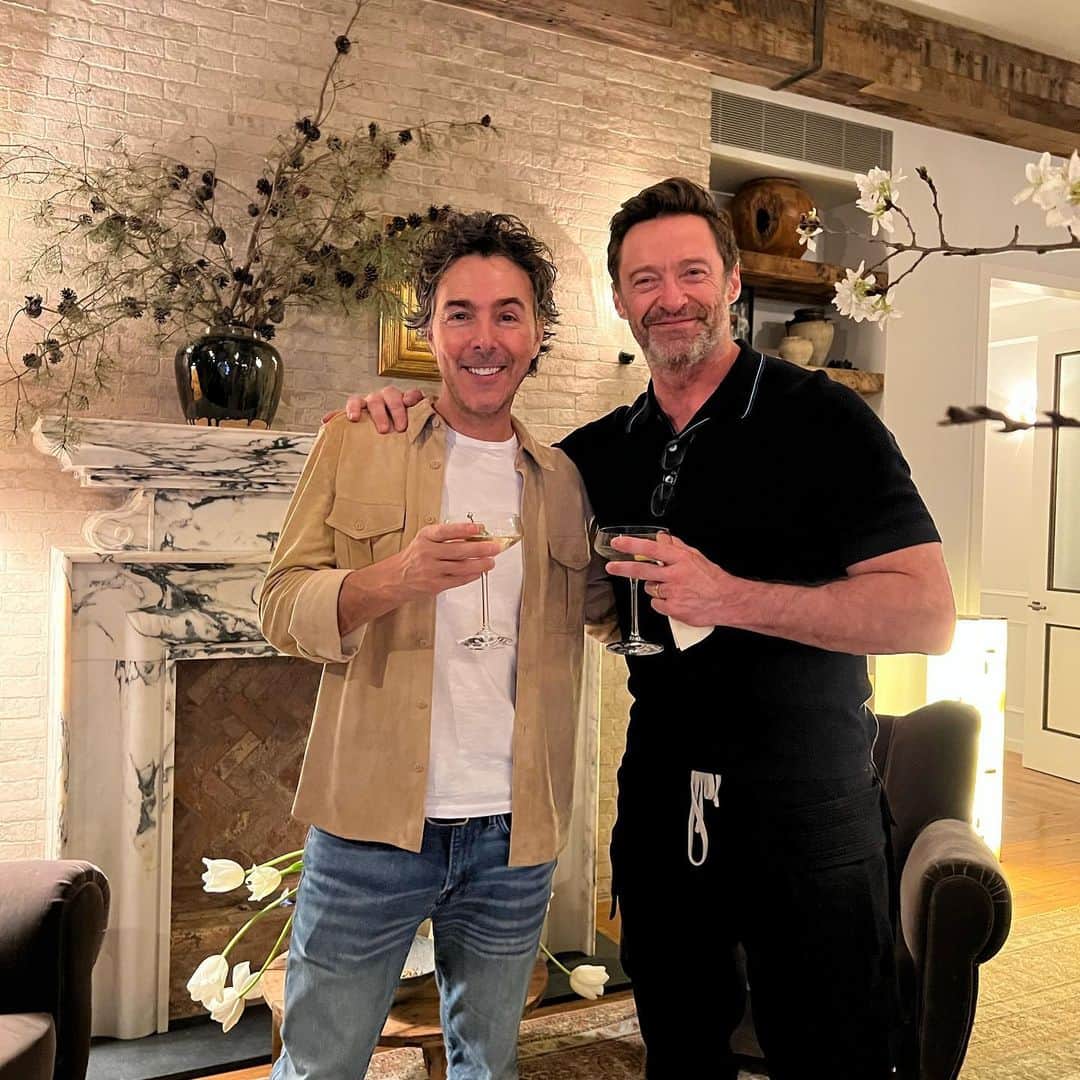 ヒュー・ジャックマンのインスタグラム：「Spending quality time with the incredible @slevydirect and, if I’m honest … talking behind HIS back. #becomingwolverineagain」