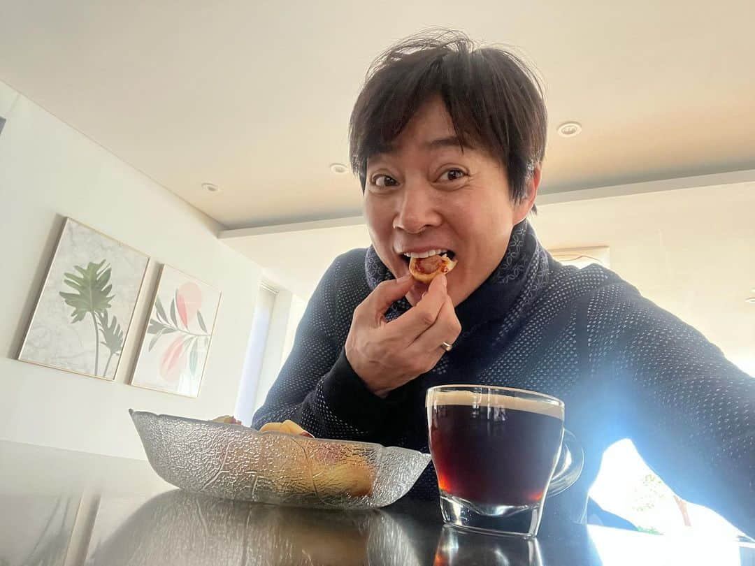 チェ・スジョンさんのインスタグラム写真 - (チェ・スジョンInstagram)「와우~~ 최윤서씨가 밤새  만든 소시지빵.. 아침은 딸의 소시지빵으로..ㅎㅎㅎ 아쉬운건 이렇게 맛난걸 많은 사람이 먹을수 없다는것..ㅠㅠㅠ 가격도 3,500원이래요..근데 돈받는 사람이 없어요..ㅎㅎㅎ  감사히 잘먹었어요~~ 사랑합니다~~ #감사합니다 #사랑합니다 #선한영향력 #축복의통로 #맛집」3月13日 9時18分 - charitysj