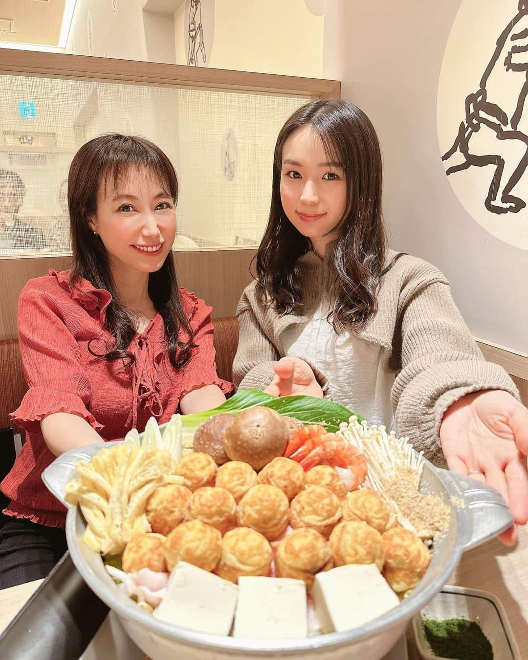 イトウジュン（タイ料理研究家）さんのインスタグラム写真 - (イトウジュン（タイ料理研究家）Instagram)「期間限定本日3月12日スタート　両国駅東口直結の 【ちゃんこ霧島　両国江戸NOREN】 @chanko.kirishima  ★三月場所開催期間中限定★  大阪名物たこ焼きちゃんこ鍋‼️ ちゃんこ鍋の中にたこ焼き⁉️⁉️ とろ〜り溶けてたこ焼きから出汁がでてめっちゃ合うんです😋😋 一度食べるとハマりそう ★刺身盛り、霧島の手羽先、季節のお料理　 ★〆のうどん、香の物 4950円です〜  電話&WEB予約限定  【ちゃんこ霧島　両国江#くNOREN店】 東京都墨田区横網1-3-20 1F 03-3621-0075  ランチ11：00～15：00 ディナー　17：00～22：00 【土日祝】11：00～22：00  #両国グルメ  #ちゃんこ鍋 #ちゃんこ霧島 #三月場所 #三月場所開催 #両国国技館  #両国江戸noren  #たこ焼きちゃんこ #ちゃんこ鍋にたこ焼き #大阪名物 #たこ焼きちゃんこ #たこ焼き #相撲好き #相撲ファン #両国 #期間限定 #ちゃんこ鍋が美味しい  #両国国技館 #飲み放題 #飲み放題あり  #グルメスタグラム」3月13日 9時28分 - junito.13