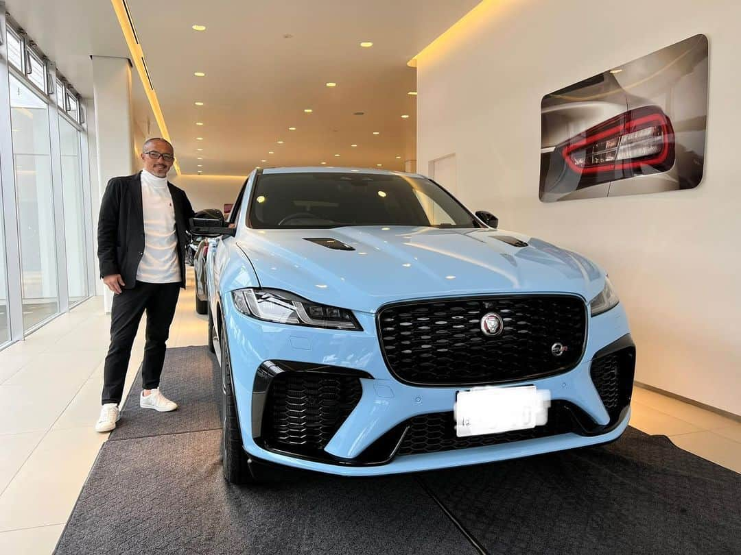 小野伸二のインスタグラム：「さぁ今シーズンはこの相棒と🤭 「JAGUAR F-PACE SVR」  サッカーと同じように楽しんで運転しまーす🫡🤙  #北海道bubu  #ジャガー  #感謝  #楽しむ」