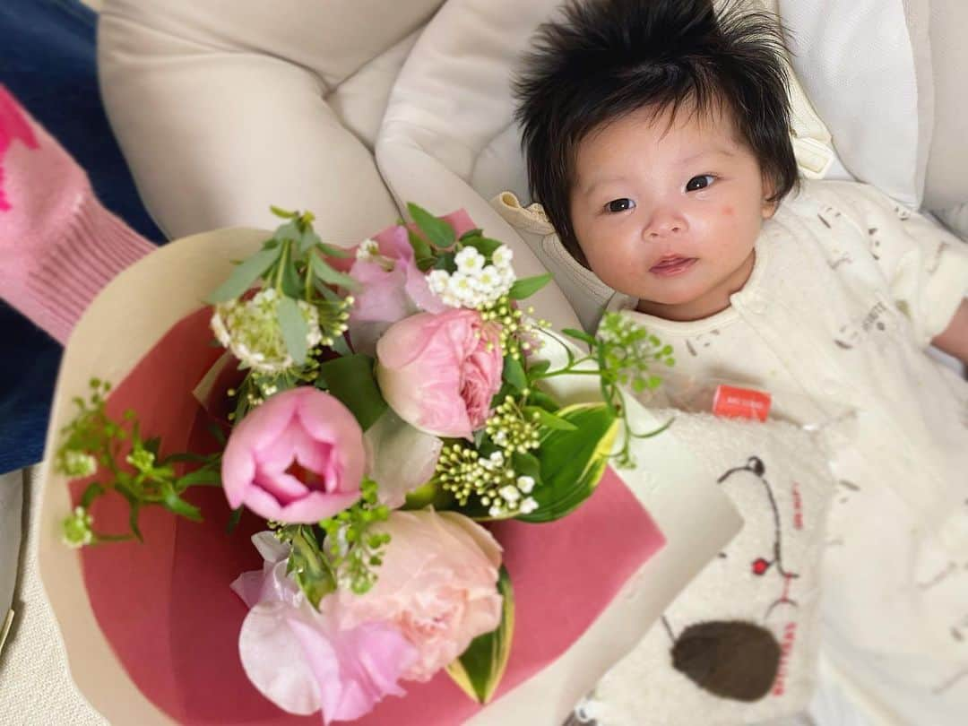 横町ももこさんのインスタグラム写真 - (横町ももこInstagram)「💖  2ヶ月になったmy love👶🌸  月齢バースデーにはお花をプレゼント💐💕  お花のように美しくかわいらしく みんなに愛される子になろうね🌸  #👶🌸 #2ヶ月ベビー #マンスリーフォト  #月齢フォト #マンスリーバースデー #月齢バースデー #女の子ベビー #令和5年 #子育て #子育てママ #育児 #新米ママ #ベビスタグラム  #ブロガー #インフルエンサー #横町ももこ」3月13日 9時48分 - momochadayo