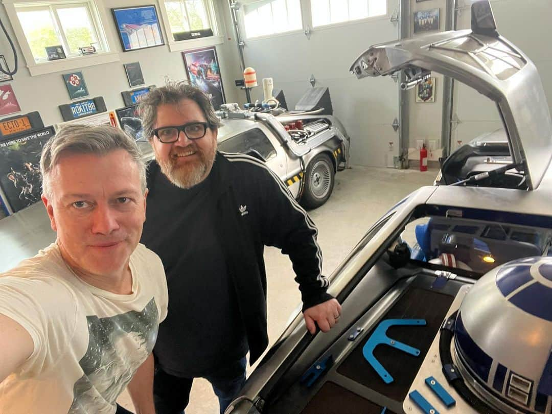 カイル・ニューマンのインスタグラム：「Fanboys Reunion!!! Had a blast hanging out with my longtime buddy and collaborator @ernestcline in Austin. For the record, this man has the coolest collection including TWO Deloreans. And the cassette tape briefcase from our film Fanboys. I even got to sleep in a secret room behind a secret door (!!). #SXSW was a dream. See you soon Texas! #fanboys #readyplayerone」