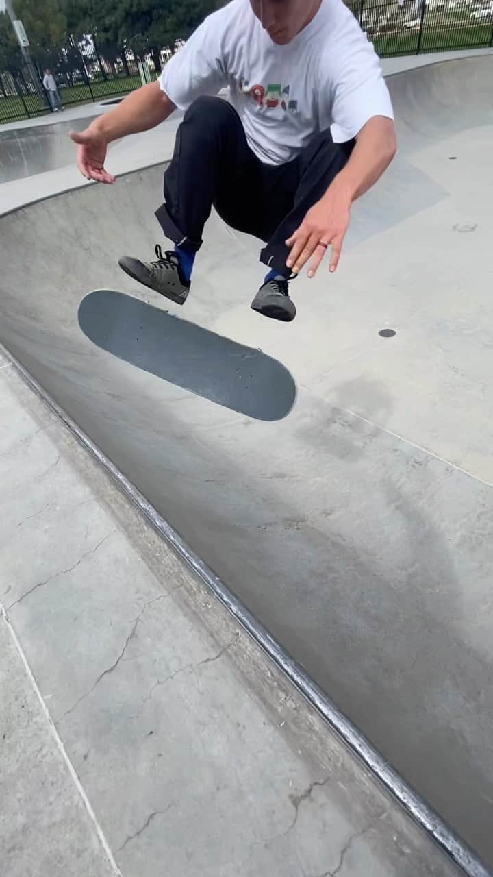 トリスタン・レニーのインスタグラム：「Frontside, backside, and no bikes」